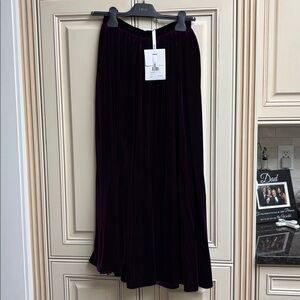 DIOR DEEP PURPLE (plum) VELVET SKIRT 411J33A5132. X4674 size 34 orig $3500
New